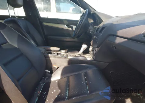 2010 Mercedes-Benz C 300 Luxury/Sport z USA, uszkodzony, nr VIN WDDGF5EB6AF491876